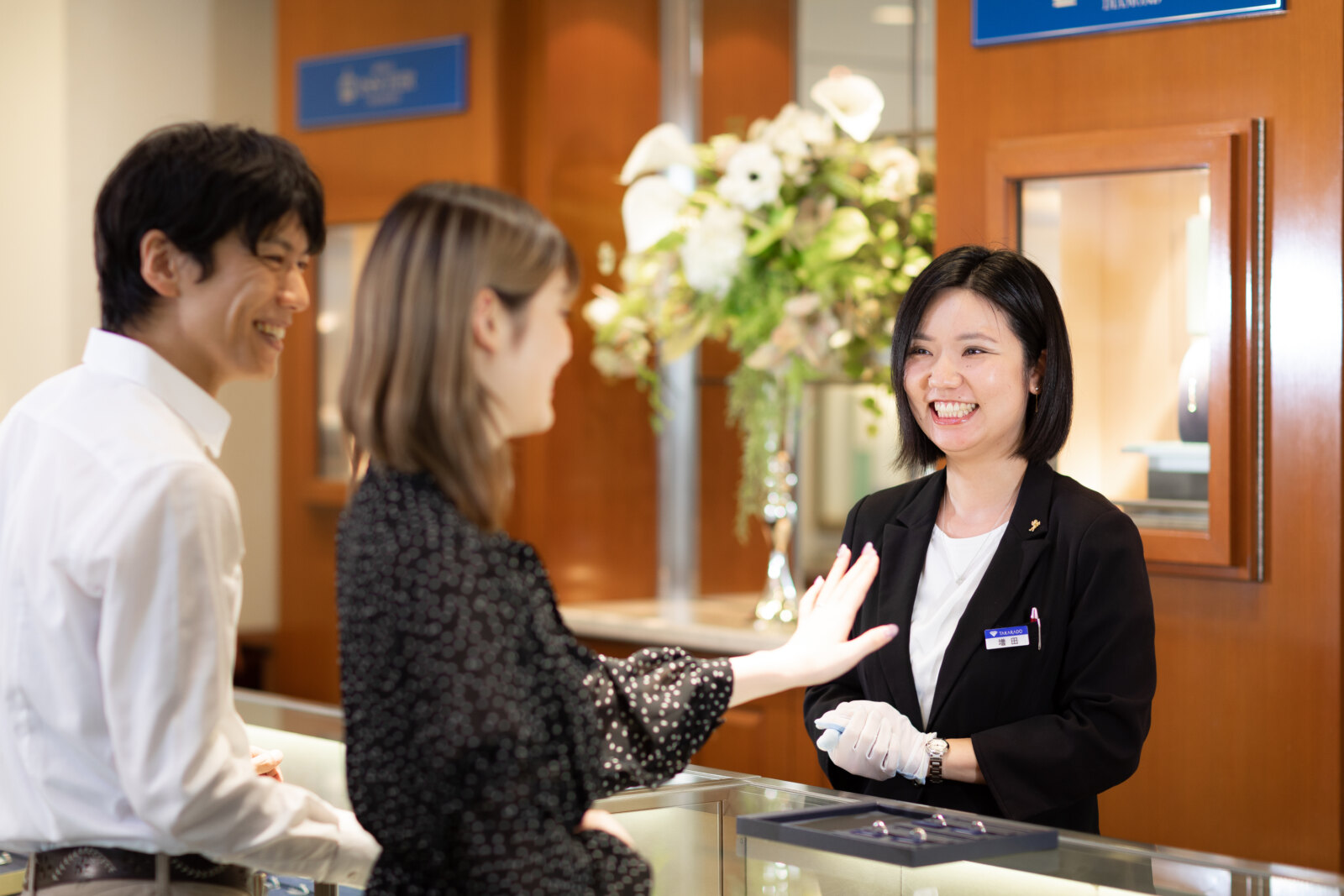 婚約指輪を試着しながら相談する様子 タカラ堂静岡本店