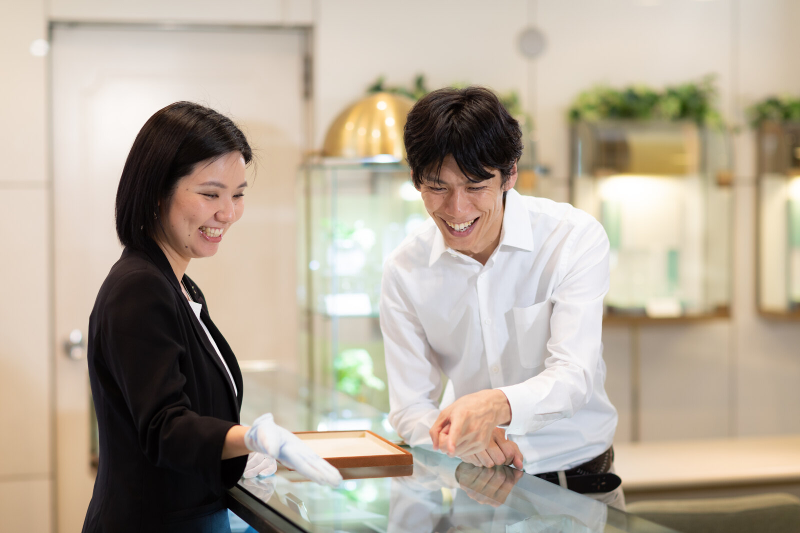 プロポーズや婚約指輪について相談する男性 タカラ堂静岡本店