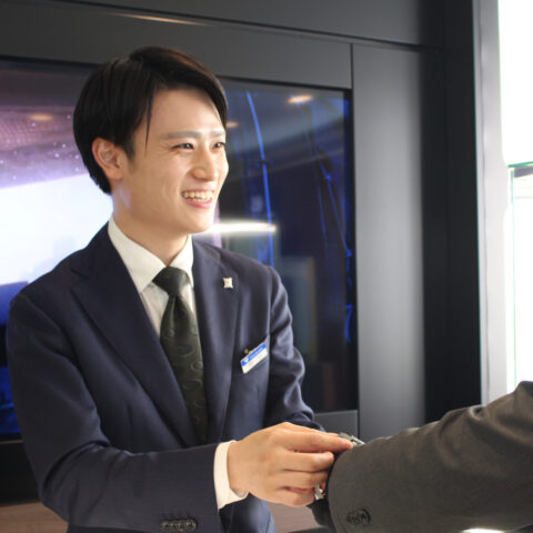タカラ堂で時計をご案内する若手スタッフ